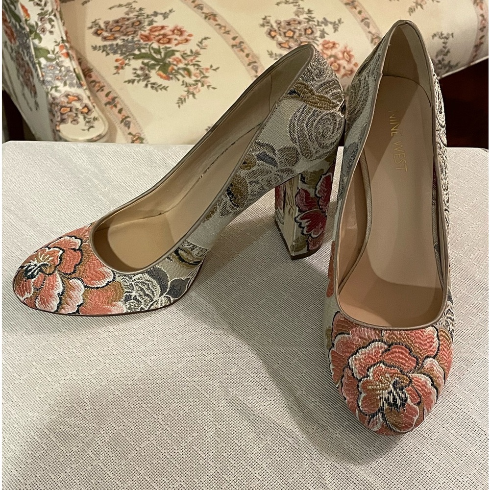 Nine West Embroidered floral Round pointed toe with Block Heels Size 7.5